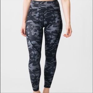ZYIA ACTIVE Light N Tight Hi-Rise Capri Legging Size Large Metallic Camo